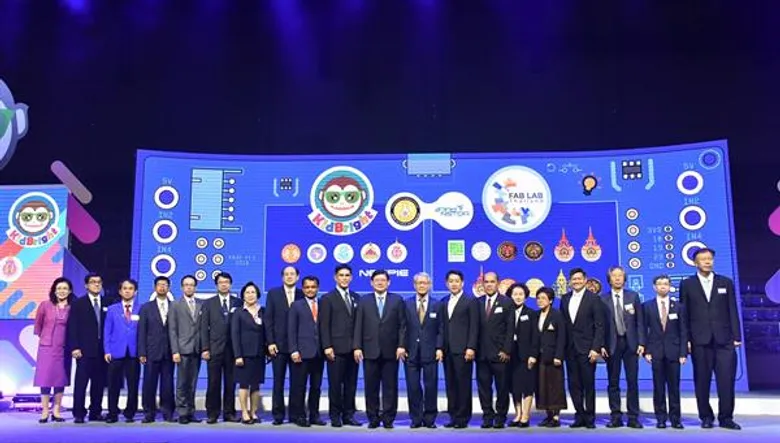 ดร.สุวิทย์ รัฐมนตรีกระทรวงวิทย์ฯ เน้นสังคมวิทยาศาสตร์ มอบโอกาสที่ดีในการเป็น Makers Nation เปิดโครงการ Kidbright และ Fab Lab พัฒนาต่อยอดความคิดสร้างสรรค์และเสริมทักษะการเป็นนวัตกรของเยาวชนไทย ขับเคลื่อนประเทศไทย 4.0