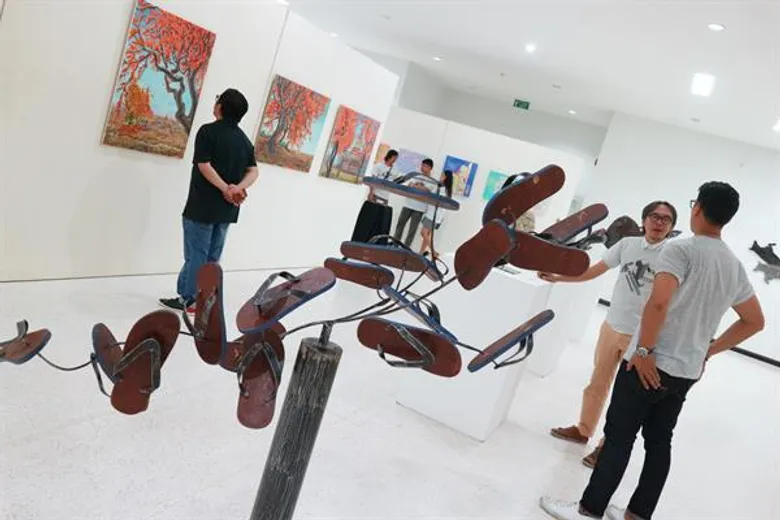นิทรรศการศิลปะสัญจร ณ หอศิลป์มหาวิทยาลัยนเรศวร ฝีมือศิษย์เก่าวิจิตรศิลป์ ม.เชียงใหม่ เปลี่ยนวิถีประจำวัน เป็นผลงานศิลปะ สุนทรียะไร้ขีดจำกัด