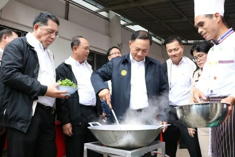 บิ๊กอู๋ ยกทีม เช็คอิน กำแพงเพชร-นครสวรรค์ ฝึกอาชีพคนจน เป้ากว่า 10,000 คน