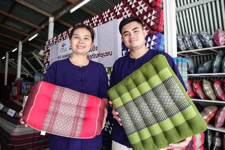 ซีพี ออลล์ส่งเสริมภูมิปัญญาท้องถิ่น ยกระดับเอสเอ็มอีชุมชน “แม่แย้มหมอนขิด” ขายผ่านทเวนตี้โฟร์ ช้อปปิ้ง