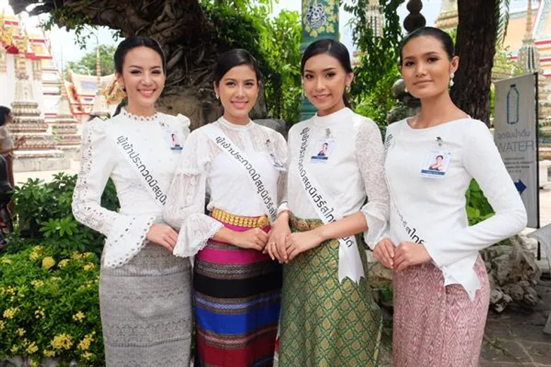 40 สาวงามมิสยูนิเวิร์สไทยแลนด์ 2018 สวมผ้าไทยนุ่งซิ่น ในกิจกรรมทัศนศึกษา กรุงเทพฯ “ไหว้พระ-ชมวัง-ล่องเจ้าพระยา”