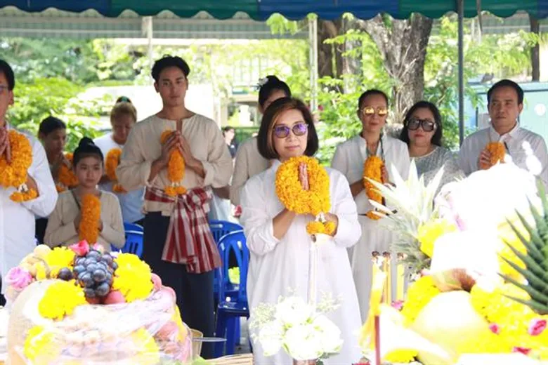 ผู้จัด แหม่ม ธิติมา ถือกฤษดีบวงสรวง “กลิ่นกาสะลอง” ญาญ่า อุรัสยา พลิกบทควบหลายบุคคลิก ประกบคู่ เจมส์ มาร์