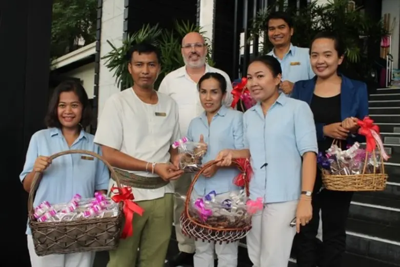 ภาพข่าว: เซ็นทารา กะรน รีสอร์ท ภูเก็ต มอบอินทผาลัมในช่วงเดือนรอมฎอน แก่พนักงานชาวไทยมุสลิม