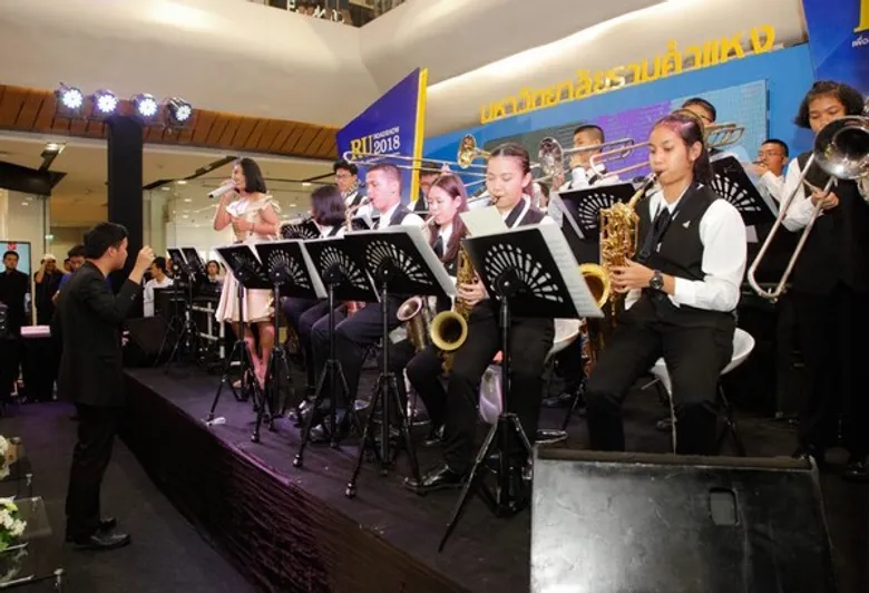 ม.รามฯ เปิดงาน RU Road Show 2018 นักศึกษา-ศิษย์เก่า ศิลปินคนดังร่วมงานคับครั่ง