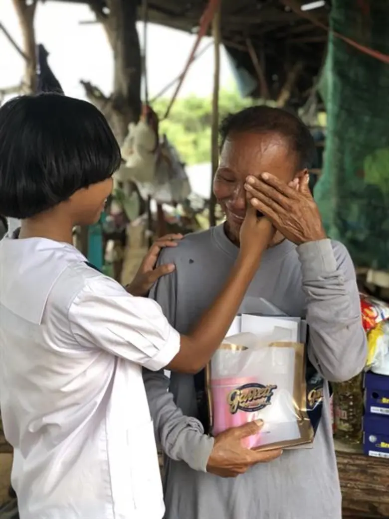 มูลนิธิเวิร์คพอยท์ ลงพื้นที่มอบเงินและสิ่งของช่วยเหลือน้องกะอั๊จ ไมค์หมดหนี้