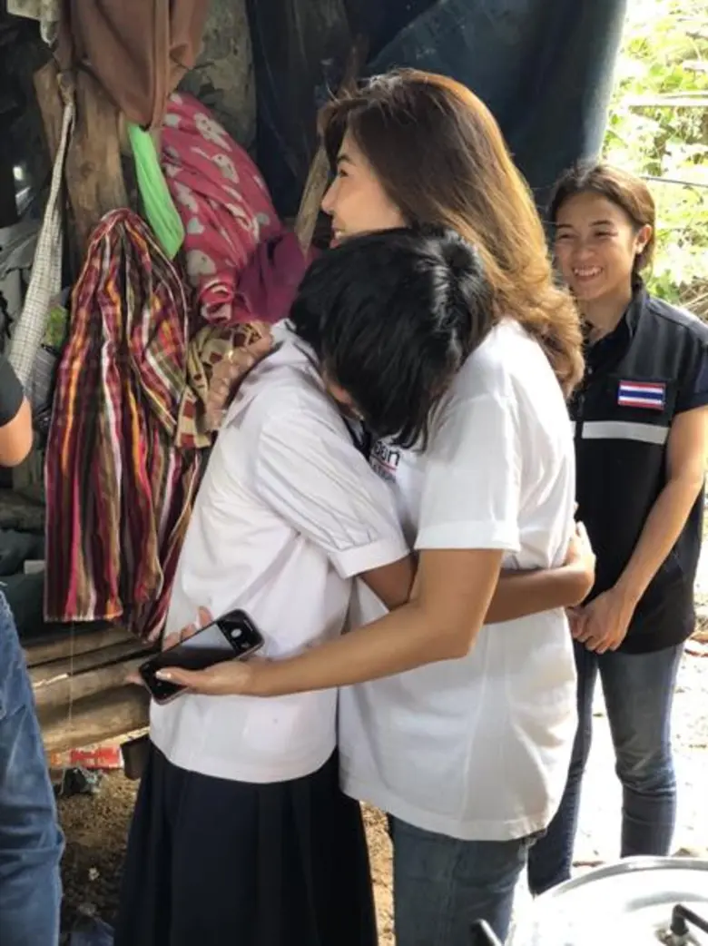 มูลนิธิเวิร์คพอยท์ ลงพื้นที่มอบเงินและสิ่งของช่วยเหลือน้องกะอั๊จ ไมค์หมดหนี้