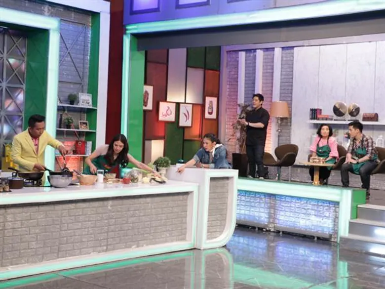 ทีวีไกด์: รายการ " My Mom Cooks เชฟไม่ทิ้งแถว " “น้ำหวาน ซาซ่า” ปะทะ “ตี๋ วิวิศน์” ควงคุณแม่เข้าครัวสุดป่วน เละเทะไม่เป็นท่า! ใน “My Mom Cooks”