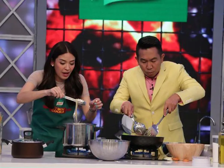 ทีวีไกด์: รายการ " My Mom Cooks เชฟไม่ทิ้งแถว " “น้ำหวาน ซาซ่า” ปะทะ “ตี๋ วิวิศน์” ควงคุณแม่เข้าครัวสุดป่วน เละเทะไม่เป็นท่า! ใน “My Mom Cooks”