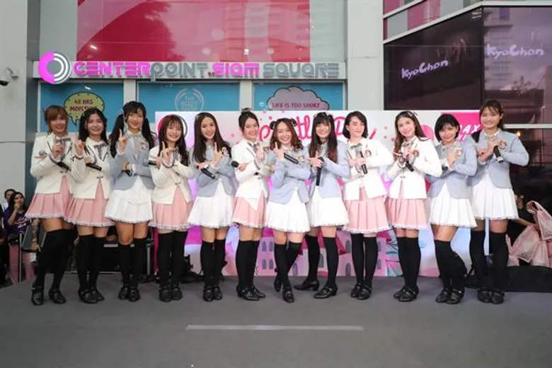 เซ็นเตอร์พอยท์ ออฟ สยามสแควร์ จัดมินิคอนเสิร์ต 'ป๊อด โมเดิร์นด๊อก- Sweat 16’ ในงาน 'Castle Pink Market’