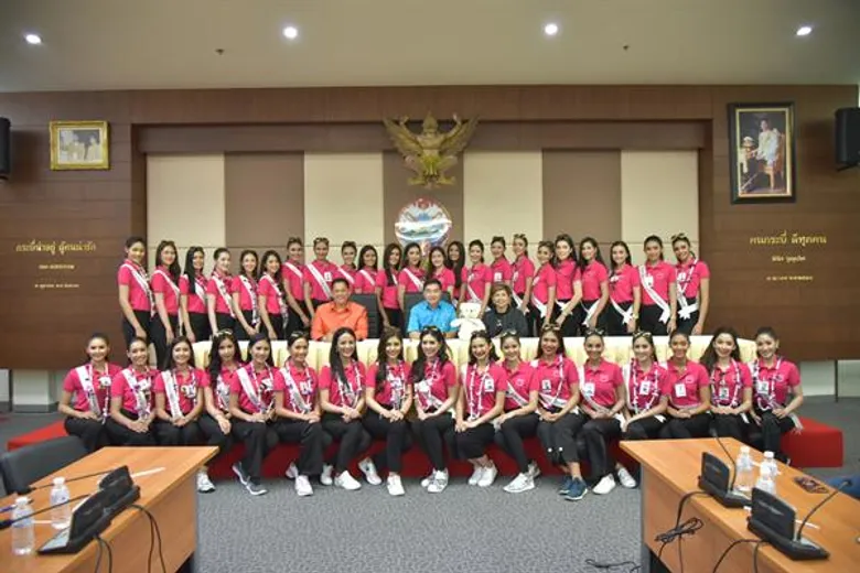 40 สาวงามมิสยูนิเวิร์สไทยแลนด์ 2018 บินเก็บตัวกระบี่วันแรก สักการะหลักเมือง และพระบรมราชานุสาวรีย์รัชกาลที่ 5 เยี่ยมคารวะพ่อเมืองกระบี่พร้อมขอพร พระมหาธาตุวชิรมงคลเพื่อสิริมงคล