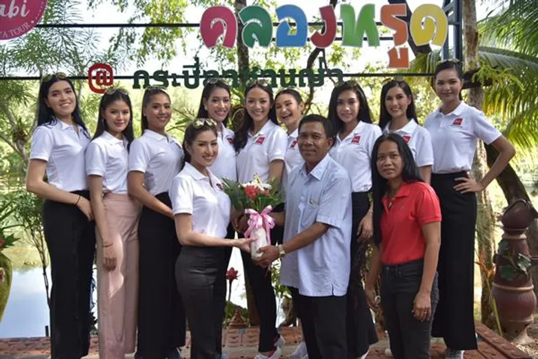 ผู้เข้าประกวดมิสยูนิเวิร์สไทยแลนด์ 2018 สัมผัสแหล่งท่องเที่ยวเชิงนิเวศและ ธรรมชาติที่งดงามของกระบี่ "บ้านหนองทะเล" พายคายัคชมธรรมชาติกลางป่าพรุ ท่องไปในผืนน้ำทะเลในที่โอบล้อมด้วยภูเขาที่แหลมสัก