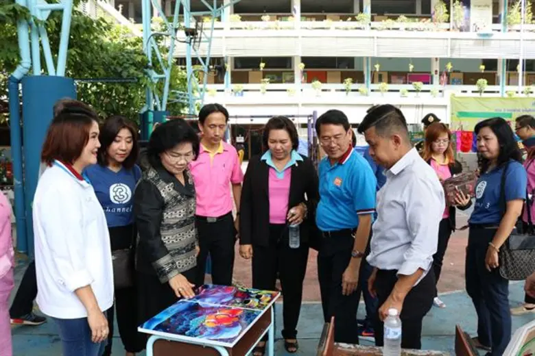 ทีมทัพนักแสดงละคร “ข้ามสีทันดร” และซีรีส์ “My Hero วีรบุรุษสุดที่รัก” ร่วมกิจกรรม “ช่อง 3 อาสาทำดี แต่งเติมสีเติมฝัน ให้น้องโรงเรียนวัดคลองเตย”