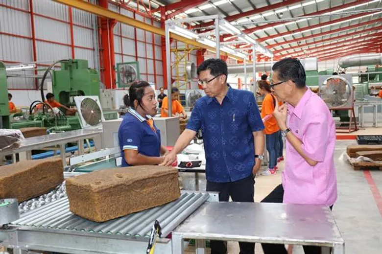 ผู้ช่วยรัฐมนตรีประจำกระทรวงเกษตรและสหกรณ์ ลงพื้นที่ชมโรงงานแปรรูปยางแท่ง STR 20 ของสหกรณ์กองทุนสวนยางอำเภอบ่อทอง ยกเป็นต้นแบบสถาบันเกษตรกรที่ช่วยแก้ปัญหาราคายางพาราตกต่ำได้สำเร็จ