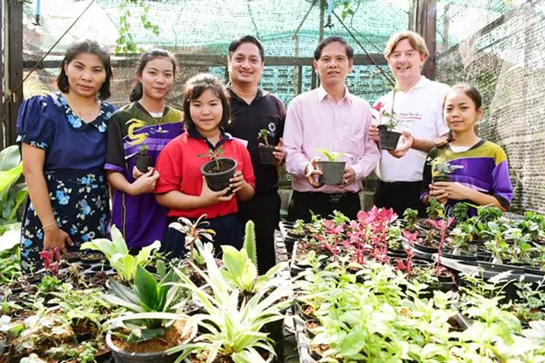 นิสสันร่วมกับแคร์ อินเตอร์เนชั่นแนล ประเทศญี่ปุ่น สร้างผู้นำในอนาคตให้ประเทศไทย โครงการนี้สนับสนุนนักเรียน 1,200 คน มุ่งเน้นการพัฒนาทักษะภาวะผู้นำชึ่งเป็นทักษะที่จำเป็นในสังคมที่ตั้งอยู่บนพื้นฐานของเทคโนโลยี