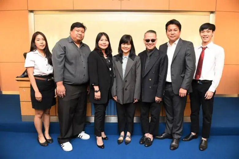 สลิลาพร กองทองมณีโรจน์ (กลาง) ประธานเจ้าห...