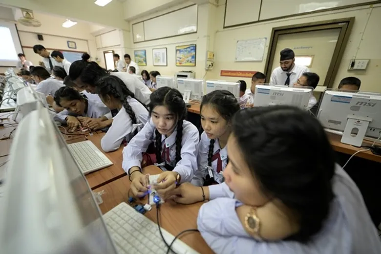 พี่สอนน้อง! เด็กไอที ม.ศรีปทุม อาสาสอนน้อง ร.ร.อรุณประดิษฐ์ เรียนรู้ IOT