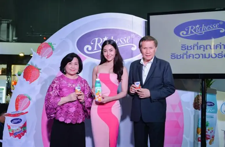 นายบุญชัย โชควัฒนา (ขวา) ประธานกรรมการ บร...