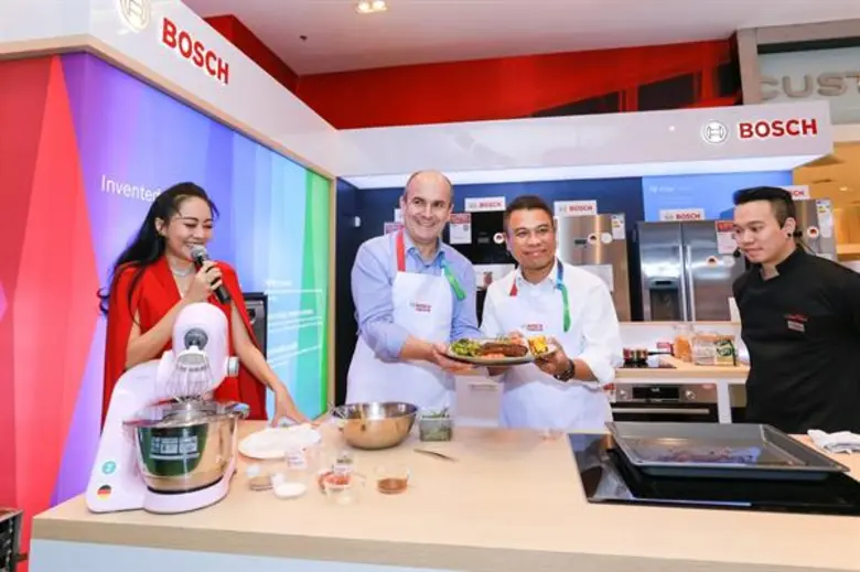 บีเอสเอช นำเครื่องใช้ไฟฟ้า Bosch ร่วมกิจกรรมปรุงอาหารเมนูพิเศษ  ฝีมือโดย เชฟจอม (จอม ภาษิตปรัชญา) จากรายการ Kitchen War  โชวร์ในงาน Power Mall Eelectronica Showcase