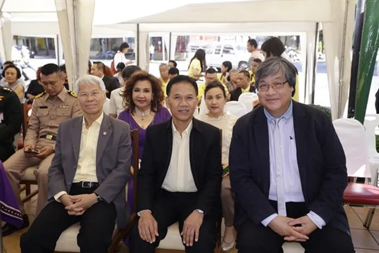 พระบาทสมเด็จพระปกเกล้าเจ้าอยู่หัว รัชกาลที่ 7 พระราชทานโรงมหรสพหลวงศาลาเฉลิมกรุง เพื่อเป็นของขวัญแก่พสกนิกรชาวไทย เมื่อวันที่ 2 กรกฎาคม 2476