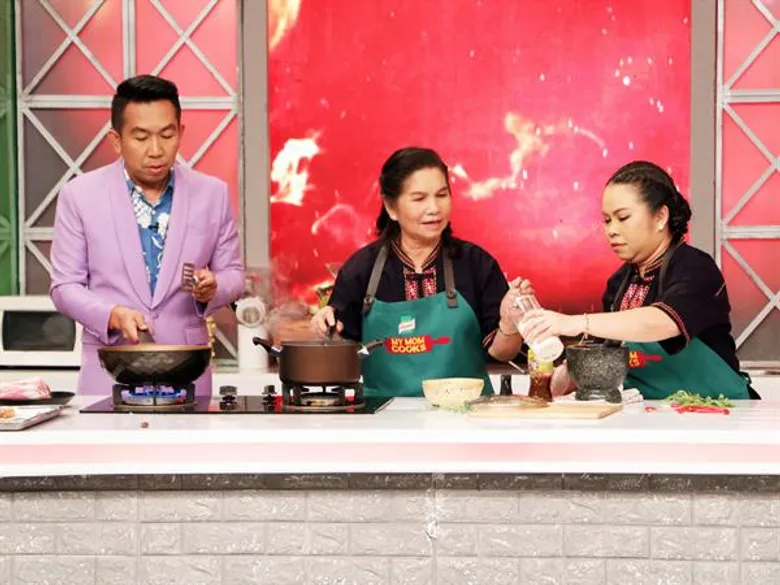 ทีวีไกด์: รายการ “My Mom Cooks เชฟไม่ทิ้งแถว” “ซัน ประชากร” แท็กทีมแม่ดวลทำอาหารเดือด ปะทะ “ตุ๊กกี้ สุดารัตน์” จับมือแม่พกสูตรเด็ด สู้ไม่ถอย!!! ใน “My Mom Cooks”