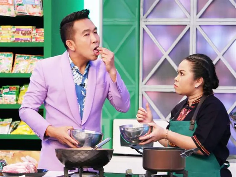 ทีวีไกด์: รายการ “My Mom Cooks เชฟไม่ทิ้งแถว” “ซัน ประชากร” แท็กทีมแม่ดวลทำอาหารเดือด ปะทะ “ตุ๊กกี้ สุดารัตน์” จับมือแม่พกสูตรเด็ด สู้ไม่ถอย!!! ใน “My Mom Cooks”