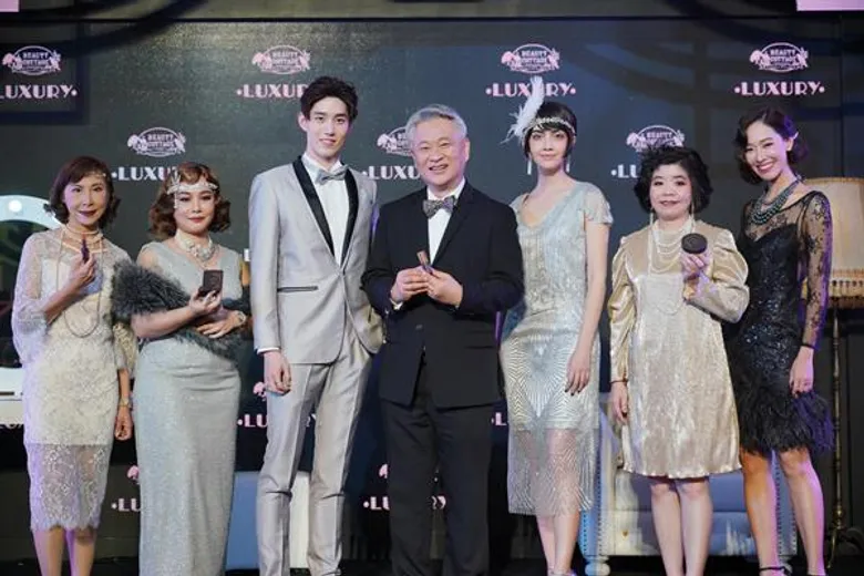 ครั้งแรก! ของการเปิดตัวคอลเลคชั่นใหม่ล่าสุดจากบิวตี้ คอทเทจ “Beauty Cottage LUXURY”เปล่งประกายความสวย ด้วยศิลปะแห่งความงาม พบ ต่อ ธนภพ- ซาร่า เล็กจ์ ในลุคแกสบี้ กับแฟชั่นโชว์สุดแกลม