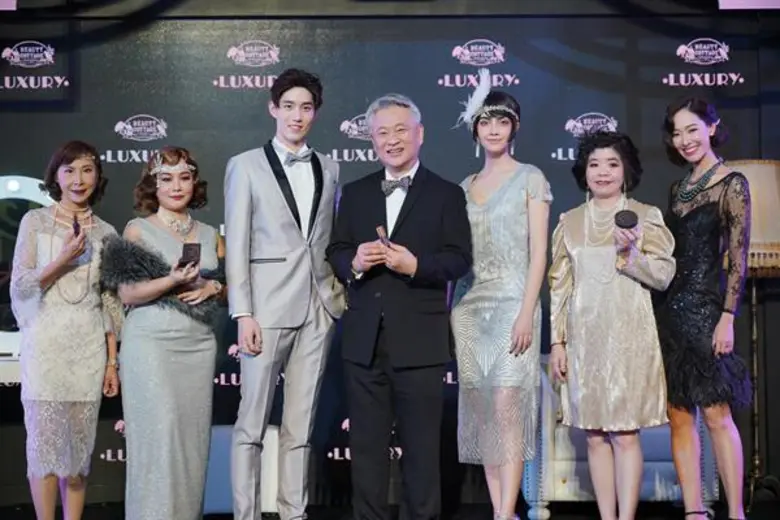ครั้งแรก! ของการเปิดตัวคอลเลคชั่นใหม่ล่าสุดจากบิวตี้ คอทเทจ “Beauty Cottage LUXURY”เปล่งประกายความสวย ด้วยศิลปะแห่งความงาม พบ ต่อ ธนภพ- ซาร่า เล็กจ์ ในลุคแกสบี้ กับแฟชั่นโชว์สุดแกลม