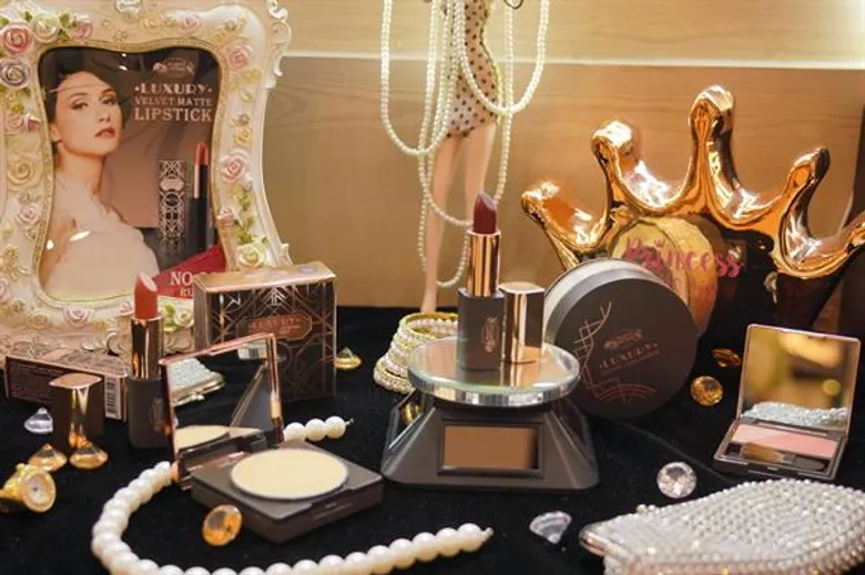 ครั้งแรก! ของการเปิดตัวคอลเลคชั่นใหม่ล่าสุดจากบิวตี้ คอทเทจ “Beauty Cottage LUXURY”เปล่งประกายความสวย ด้วยศิลปะแห่งความงาม พบ ต่อ ธนภพ- ซาร่า เล็กจ์ ในลุคแกสบี้ กับแฟชั่นโชว์สุดแกลม