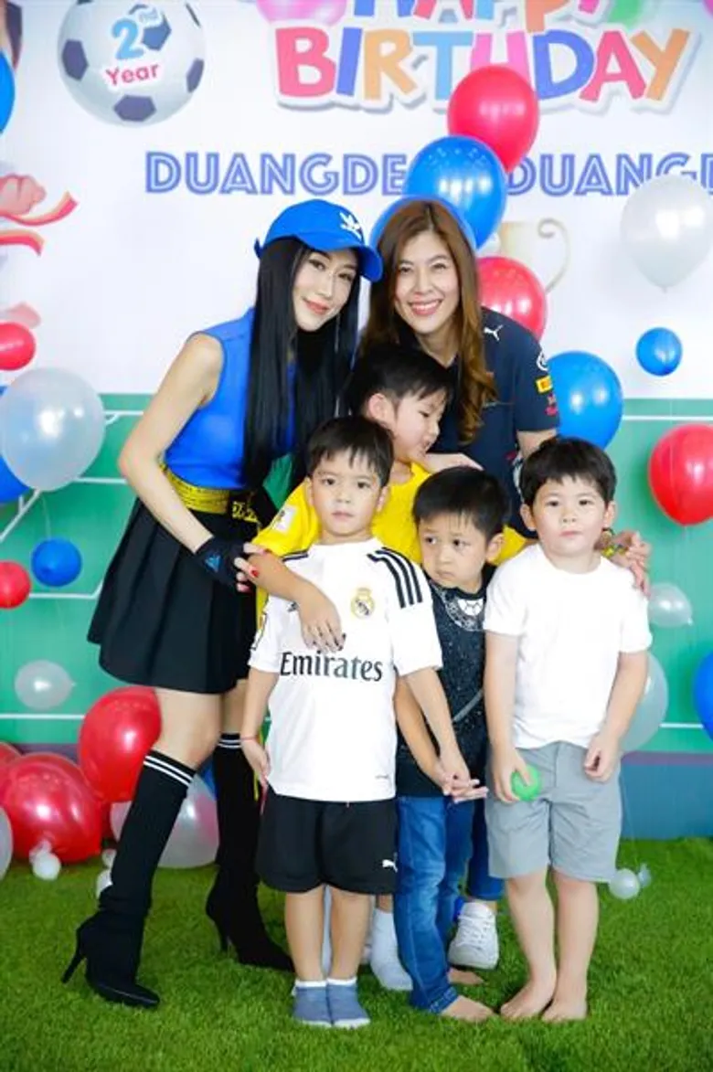 'พ่อดราฟ-แม่เอิร์น’ ชวนเพื่อนฝูงคนดัง ร่วมงานวันเกิดลูกชาย 'พี่ดี-น้องดวิณ’