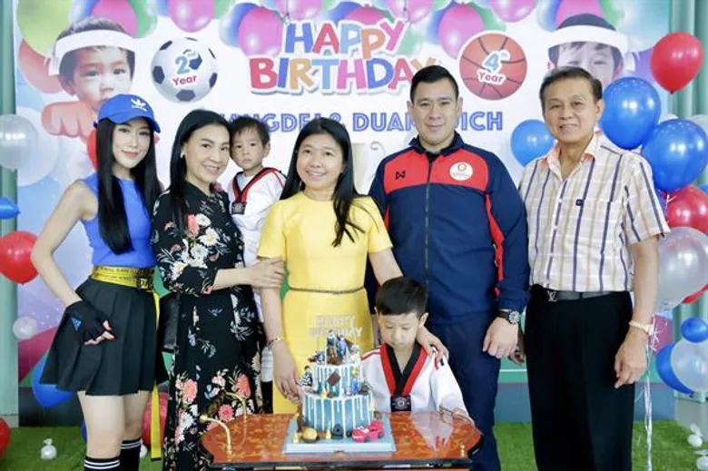 'พ่อดราฟ-แม่เอิร์น’ ชวนเพื่อนฝูงคนดัง ร่วมงานวันเกิดลูกชาย 'พี่ดี-น้องดวิณ’