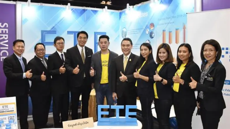 นายไรวินท์ เลขวรนันท์ (ที่ 5 จากซ้าย) ประธานเจ้าหน้...
