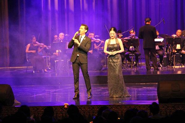 ฟังเพลงเพราะ....กับอารีย์ นักดนตรี คอนเสิร์ต รวมศิลปินรุ่นเล็กใหญ่เต็มเวทีนำรายได้มอบมูลนิธิเด็กปัญญาอ่อน ชมรมเกษียณอายุช่อง 9 และ ร.พ.ศิริราช