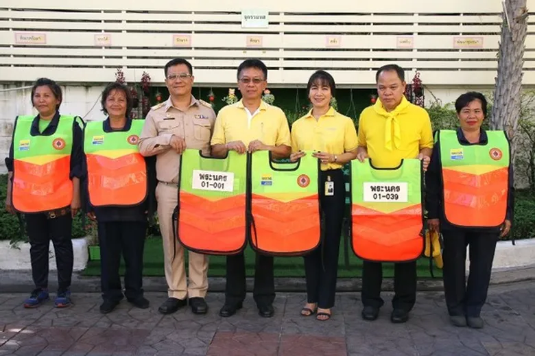 ภาพข่าว: เทเวศประกันภัย มอบเสื้อกั๊กสะท้อนแสงให้แก่สำนักงานเขตพระนคร