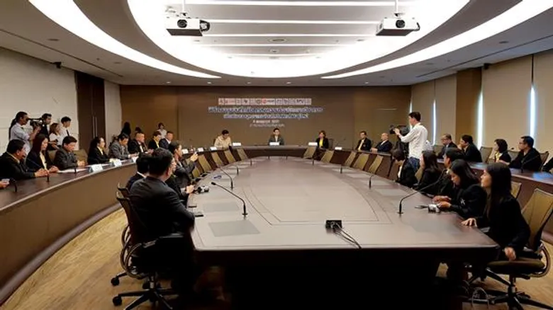 ม.ศรีปทุมสุดเจ๋ง ผนึกรัฐ-เอกชน 10 หน่วยงานด้านโลจิสติกส์ชั้นนำ สร้างคนโลจิสติกส์พันธุ์ใหม่