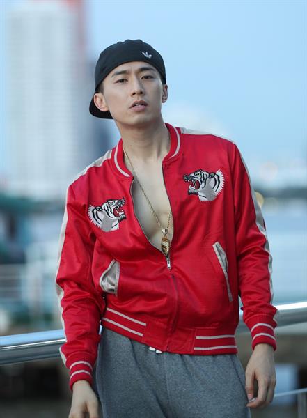 ผ่านงานพิธีกร นักร้อง นักแสดงมาพอสมควร สำ...