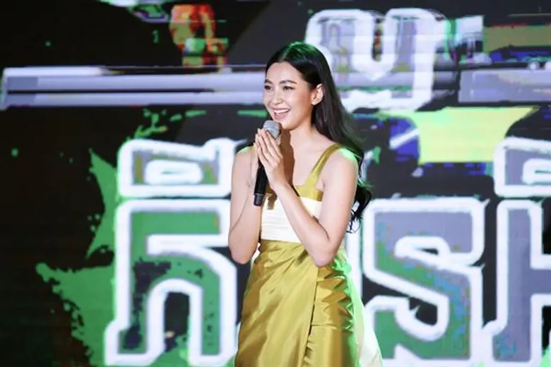 “เบลล่า” ฮอตไม่มีที่สิ้นสุด! “แฟนกัมพูชา” รุมรักล้นงานแฟนมีท in พนมเปญ