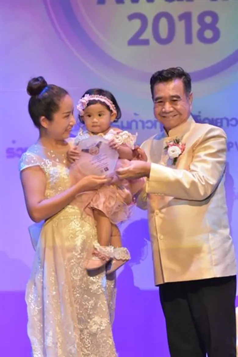 คนบันเทิงตบเท้าเข้ารับรางวัล 'Super Best Thailand Awards2018'