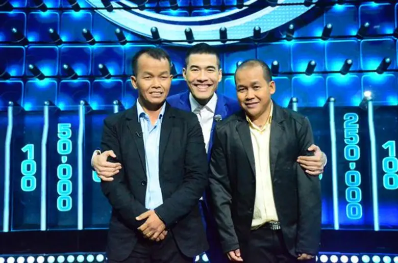 แจกขนมปังให้กับคนยากจน คนชรา พิการ ท้องแก...