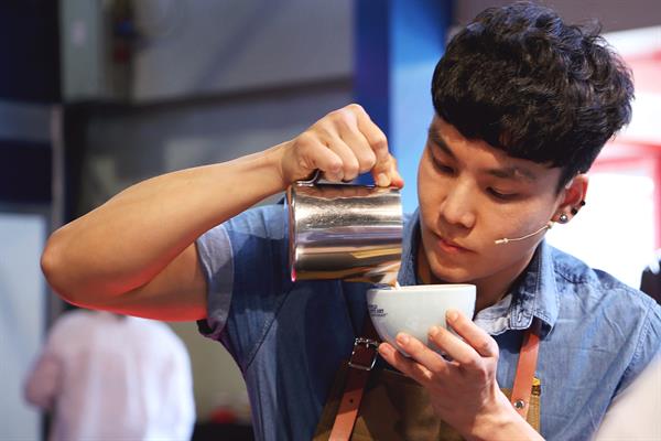 ธุรกิจร้านกาแฟสร้างจุดขายชูคุณภาพกาแฟ บาริสต้า ชิงตลาด 17,000 ล้าน ด้าน ยูบีเอ็ม เอเซีย จับมือ สมาคมบาริสต้าไทย พัฒนาทักษะบาริสต้าไทย จัดแข่งขันศิลปะบนถ้วยกาแฟ และ การสร้างสรรค์เครื่องดื่มจากกาแฟ หาตัวแทนแข่งระดับโลก