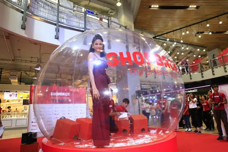 Gossip News: “ปุ๊กลุก ฝนทิพย์” ใจดี แจกเงินไม่อั้น สมฉายาเจ้าแม่ขาช้อป