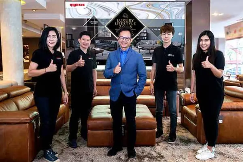 นายกฤษณ โชคพิพัฒนผล (กลาง) กรรมการผู้จัดก...