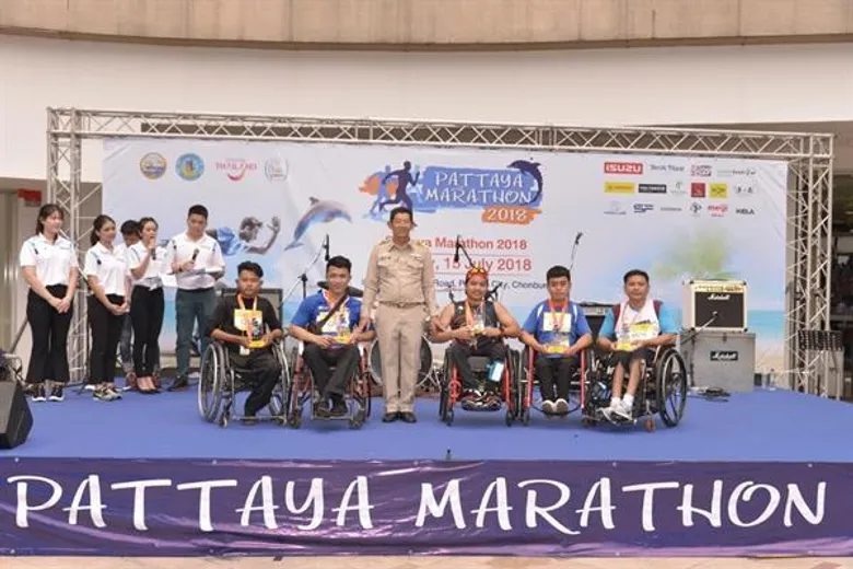 นักวิ่งปอดเหล็กนับหมื่นชีวิต ร่วมงาน “พัทยามาราธอน ประจำปี 2561 โดยมี เบอร์นาร์ด คิปลาแกต คิบิโล (Bernard Kiplangat Kibilo) ชาวเคนยา และ แอ๊ปทิว วูบาเร็ก อายาริว (Abtew Wubhareg Ayalew) ชาวเอธิโอเปีย คว้าแชมป์โอเวอร์ออล