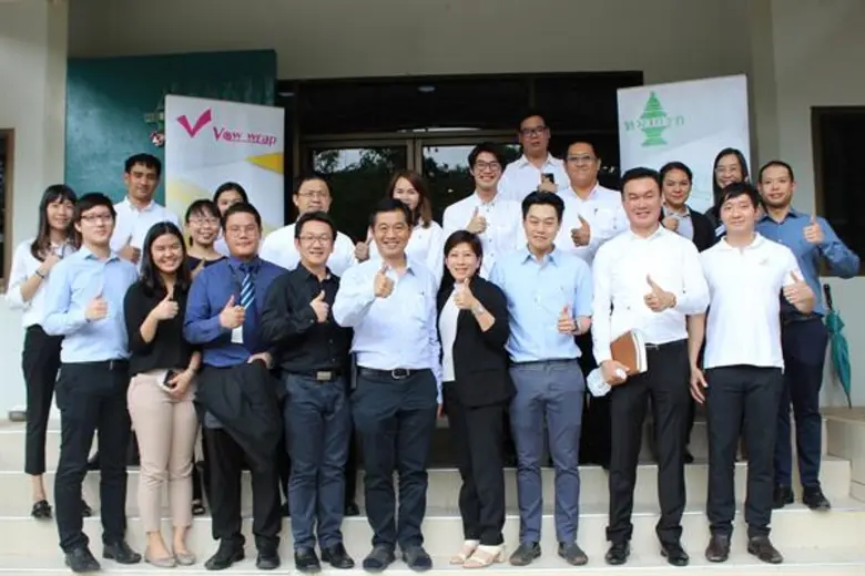 นายธีระชัย ธีระรุจินนท์(แถวล่าง:กลาง) กรร...