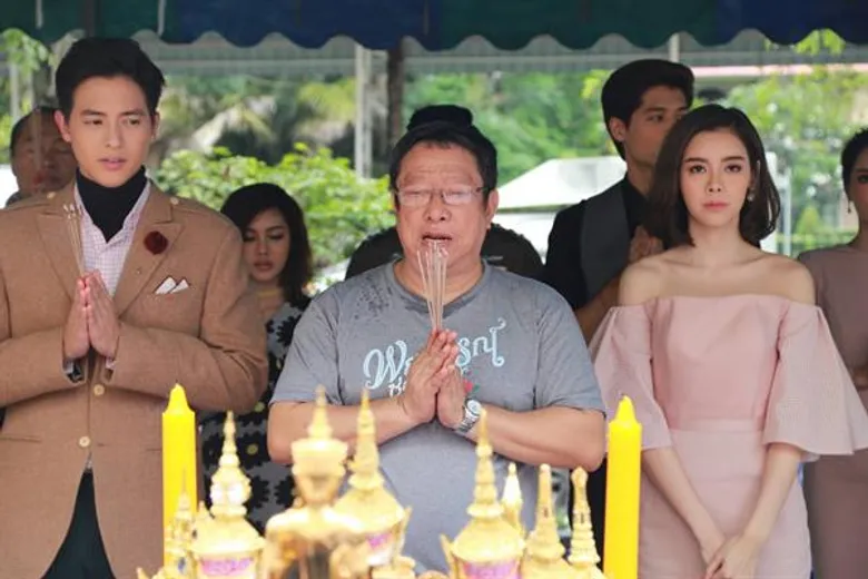 “ป้าแจ๋ว-ยุทธนา” ถือฤกษ์ดี ลั่นฆ้องบวงสรวง “พยากรณ์ซ่อนรัก ” จับคู่ขวัญคู่ใหม่ “เจมส์-จิรายุ” ประกบ “ไอซ์- ปรีชญา” ลงตัวเป๊ะ