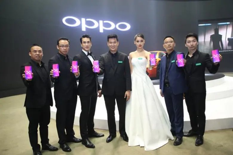 ชานนท์ จิรายุกุล (คนกลาง) ผู้บริหารสูงสุด...