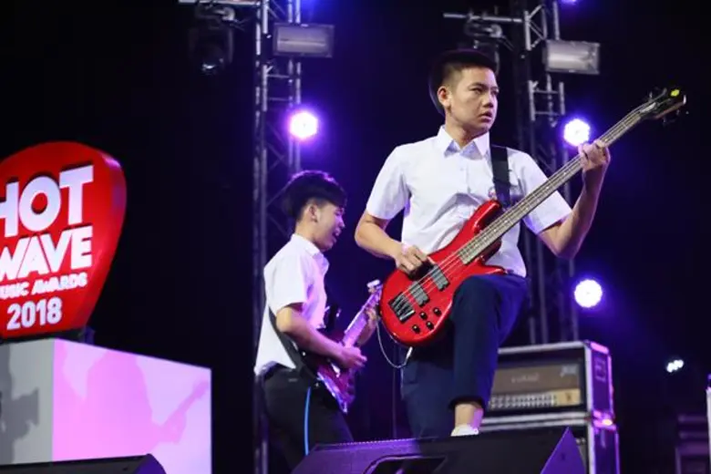 “Hotwave Music Awards 2018” ฮอตไกล!! วงประเทศ “ลาว” นุ่งผ้าซิ่นขึ้นเวทีแข่งรอบออดิชั่น