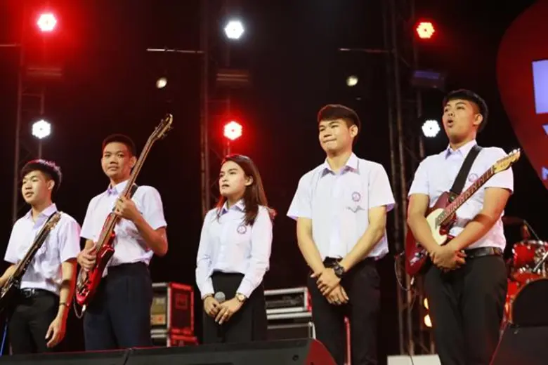 “Hotwave Music Awards 2018” ฮอตไกล!! วงประเทศ “ลาว” นุ่งผ้าซิ่นขึ้นเวทีแข่งรอบออดิชั่น