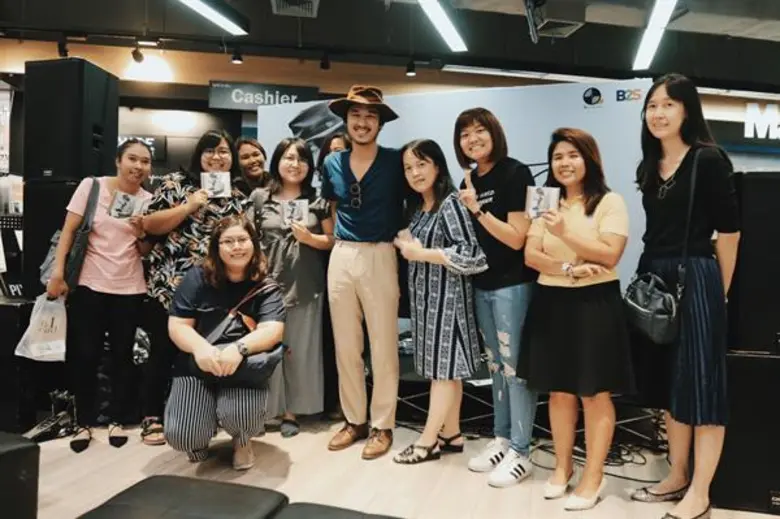 “ชาติ สุชาติ” น้ำตาคลอ สุดประทับใจ งานเปิดอัลบั้มครั้งแรกในชีวิต ศิลปินตบเท้าให้กำลังใจแน่น