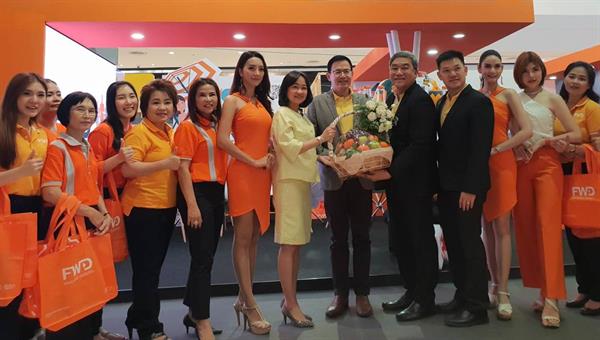 นางสาวปรมาศิริ มโนลม้าย (คนที่ 7 จากซ้าย)...