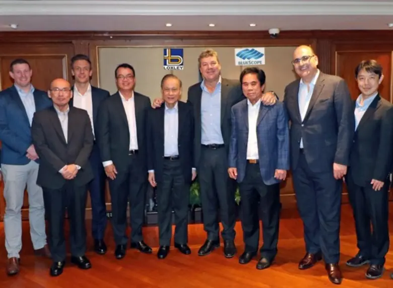 นายธงชัย ล่ำซำ ประธานกรรมการบริหาร พร้อมด้วย นายสืบ...